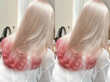 毛先へ向かって淡いピンクに変化するロングヘアの後ろ姿