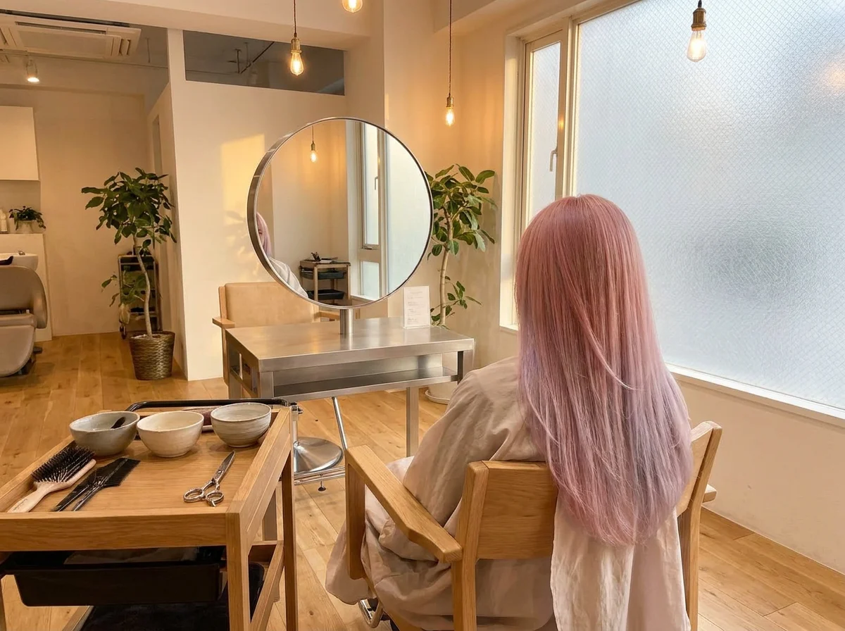ピンクからラベンダーへなめらかに変化するロングヘアの後ろ姿