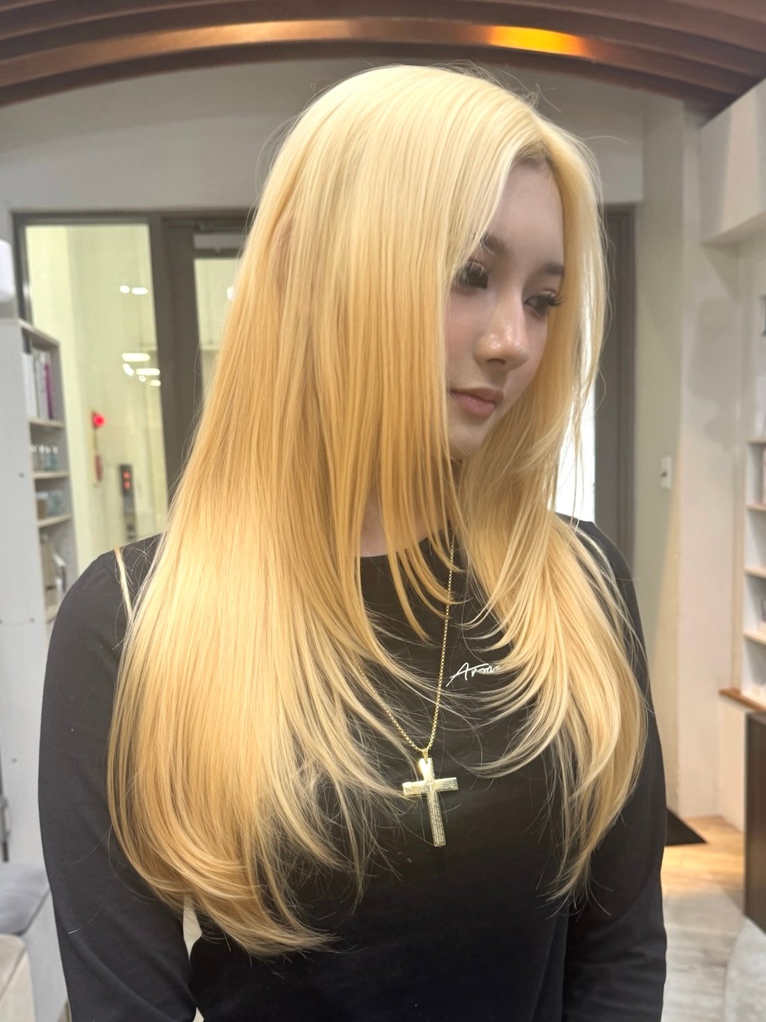 ブリーチで仕上げたイエローブロンドのロングレイヤースタイルの女性